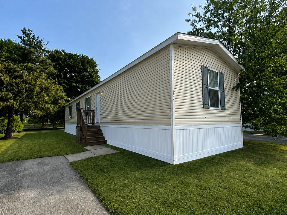 185 Lakeshore Cir