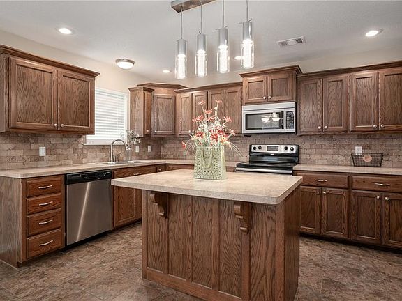5th image of 371 Topaz Way