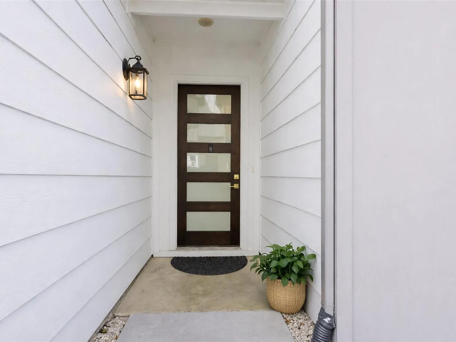 3 bed, 2.5 bath, 1648 sqft, $2,300 — Photo 2