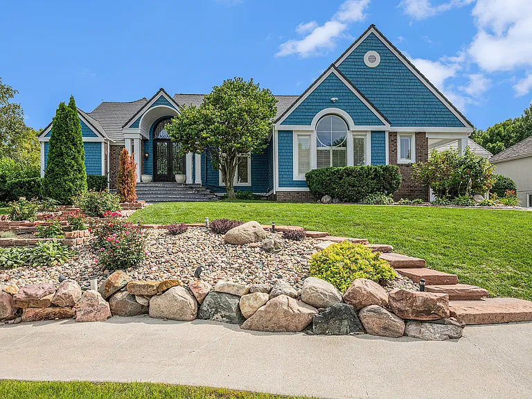 811 Western Hills Dr — Photo 3