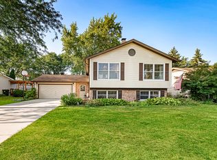 616 W Berkley Dr, Arlington Heights, IL 60004