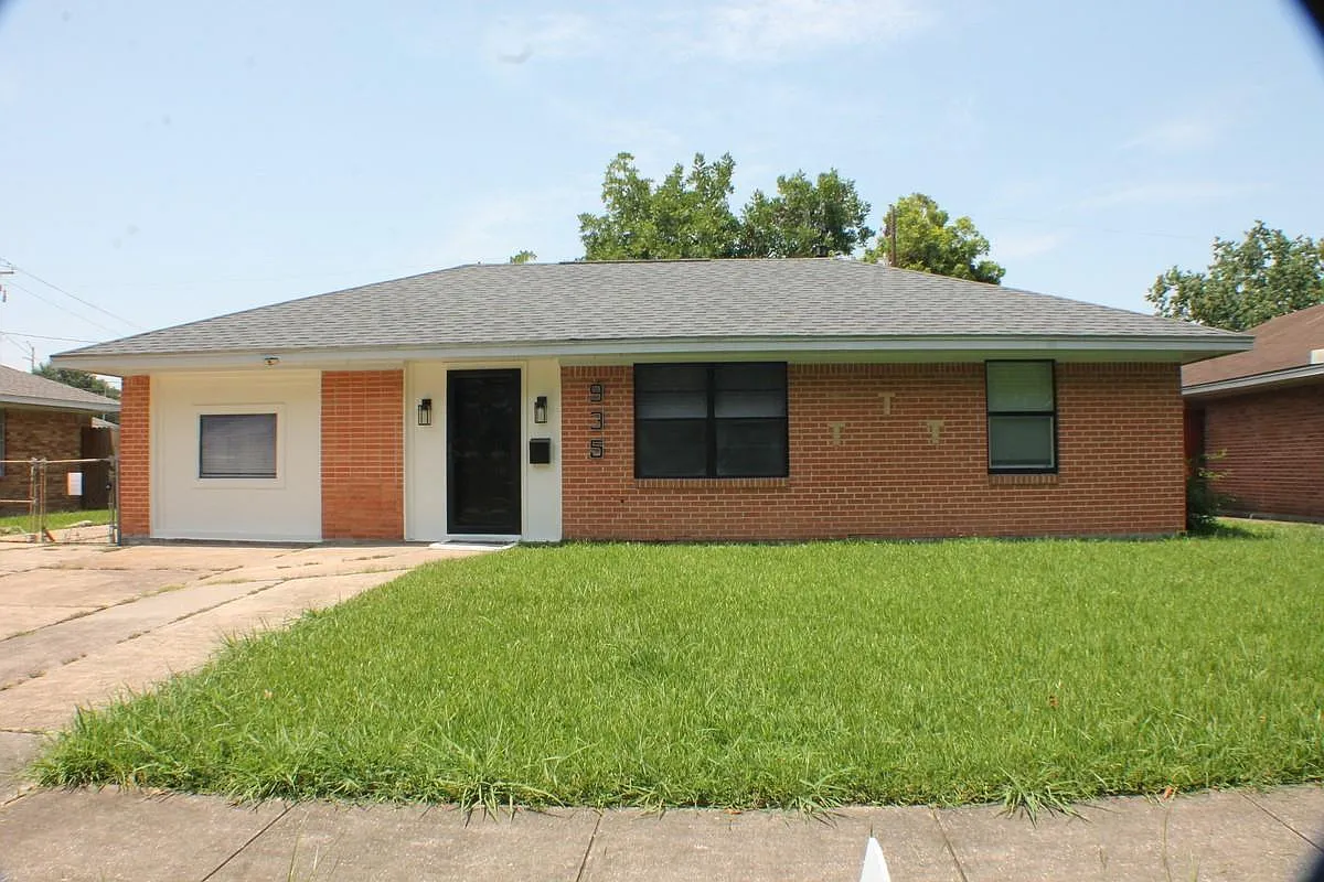 4 bed, 1.0 bath, 1305 sqft, $1,800 — Photo 3