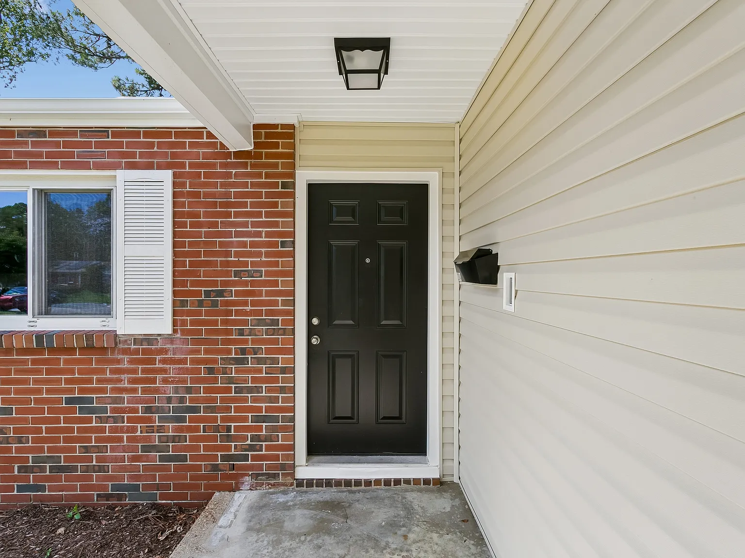 4 bed, 2200 sqft, $2,600 — Photo 4