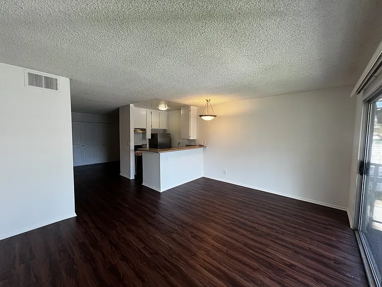 Versailles on the Lake Apartments — Photo 48