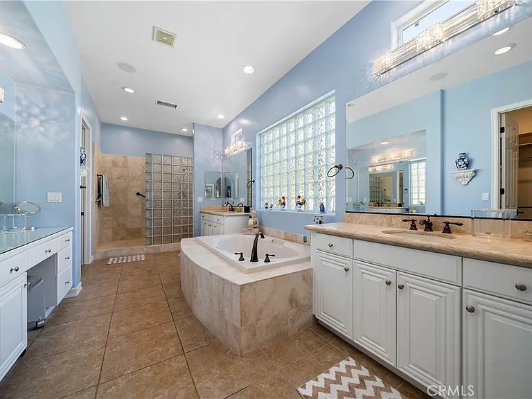 138 Royal Saint Georges Way — Photo 39