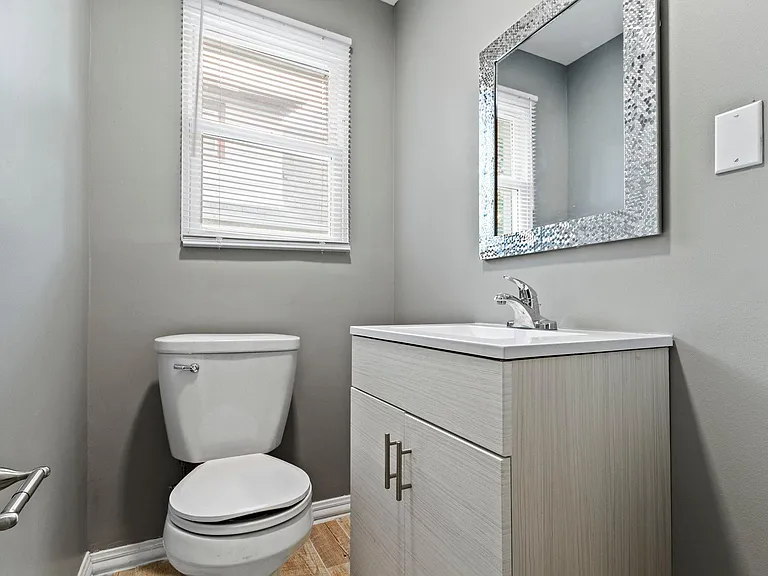 804 W 42nd St — Photo 13