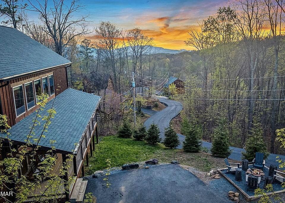 1st image of 834 Pine Top Ln