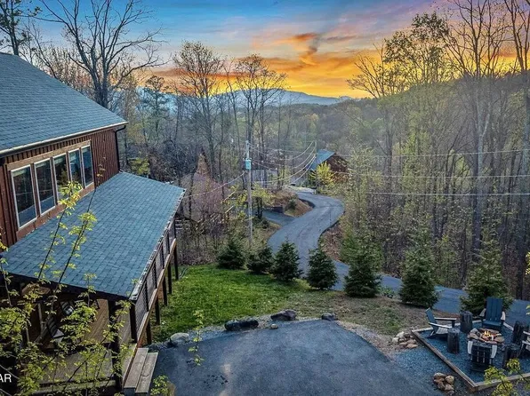 834 Pine Top Ln, Gatlinburg, TN 37738