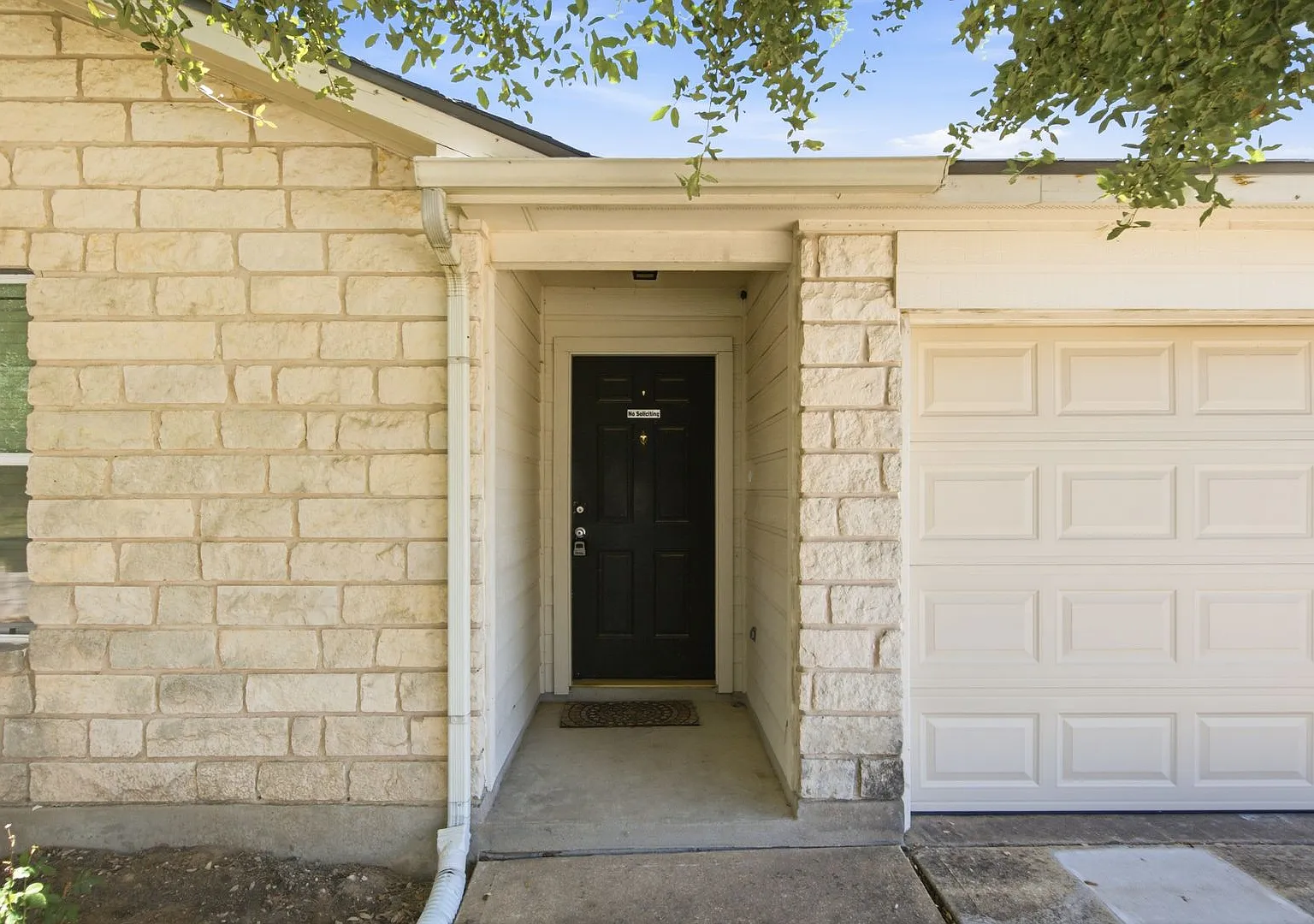 Charming 3 bedroom Home in Hutto! — Photo 3