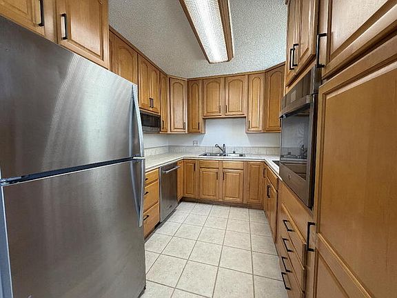 3rd image of 1717 Ala Wai Blvd