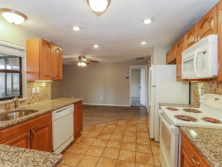 7801 Glencoe Dr — Photo 8