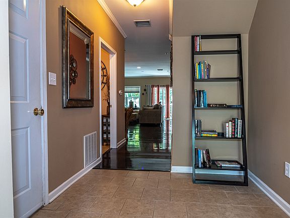 2nd image of 303 Avalon Pl