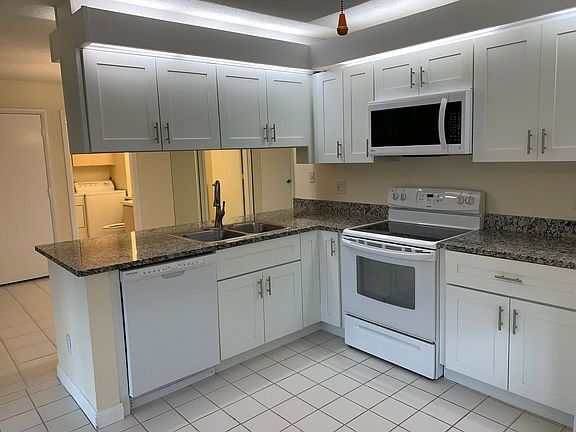3rd image of 2526 SW Danbury Ln