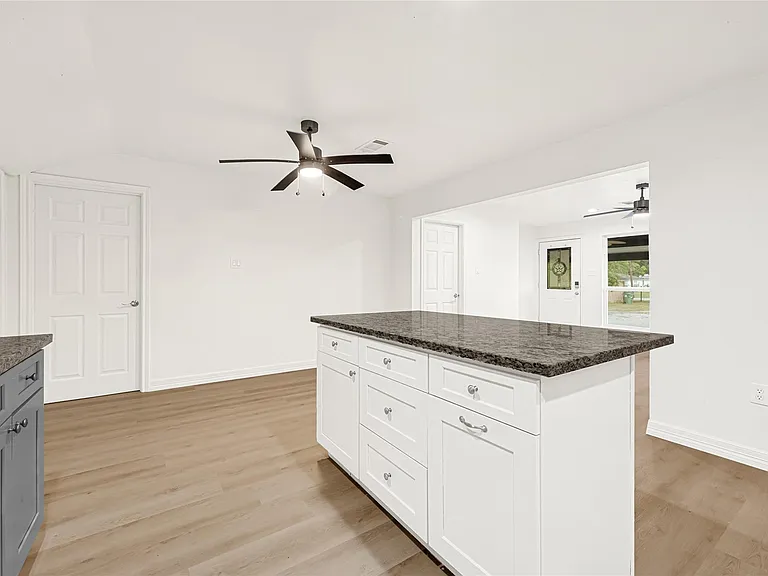 2631 Mansfield St — Photo 10