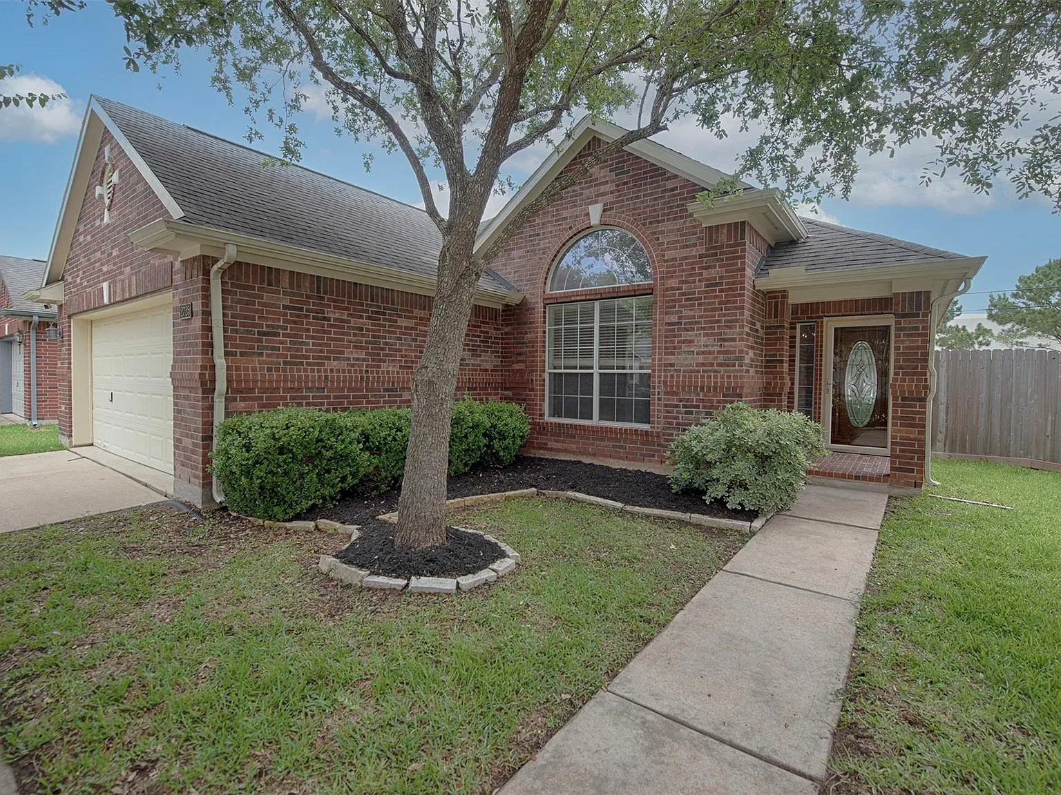3 bed, 2.0 bath, 2074 sqft, $2,400 — Photo 4