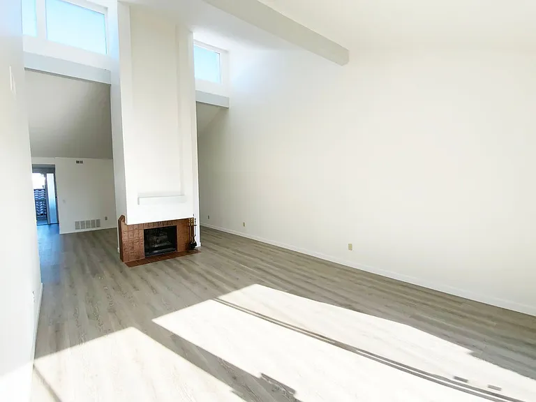 80 Kingston Ct W — Photo 9