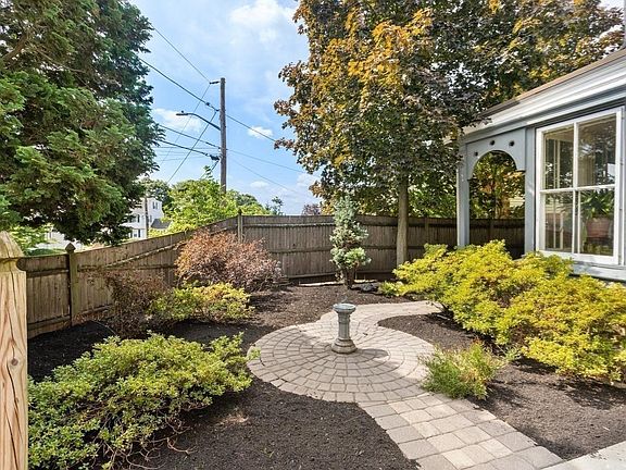 3rd image of 8 Leonard Cir
