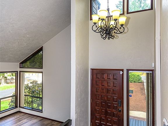 3rd image of 30 SE Shadowood Dr