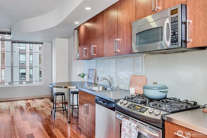 5th image of 910 Lenora Street #S1004