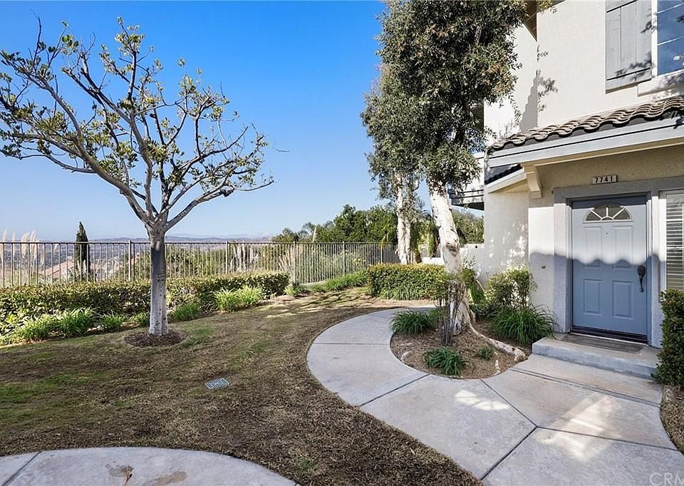 Front Entrance with city views!
