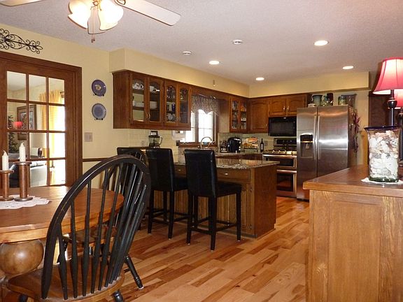 4th image of 130 Maple Park Dr