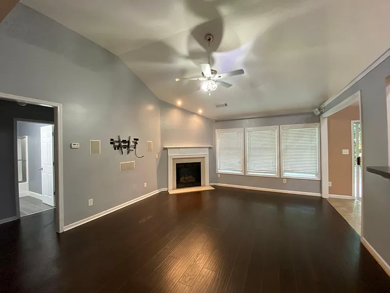 2577 Woodford Ln — Photo 7