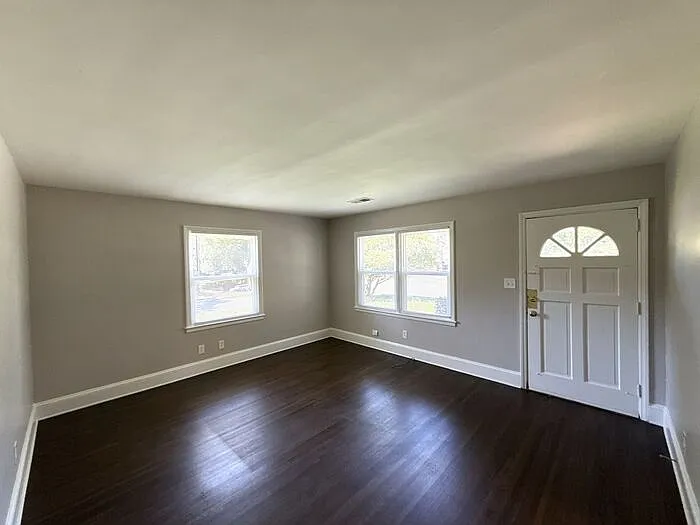1000 Roanoke Ave — Photo 2
