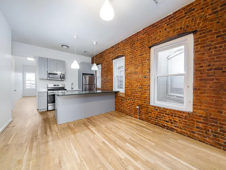 386 Bergen Ave #1R — Photo 1