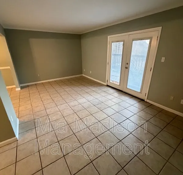 527 Tibet Ave #3 — Photo 3