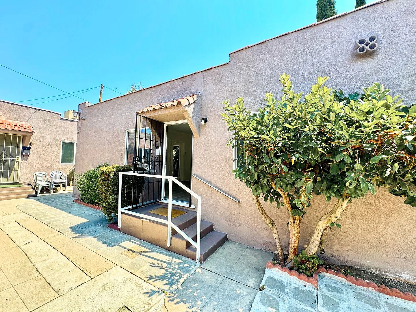 5223 De Longpre — Photo 2