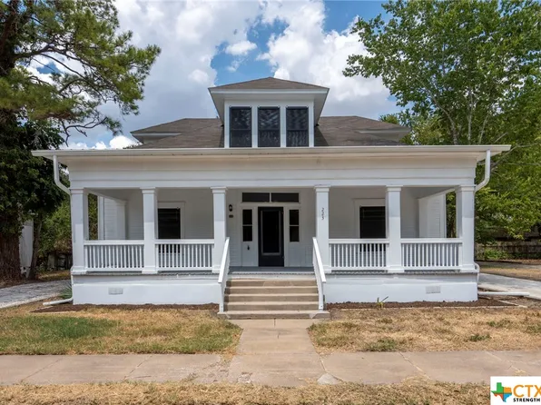 223 Botts St, Gonzales, TX 78629