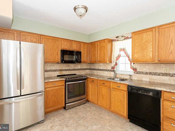 4th image of 47 Pinckney Dr