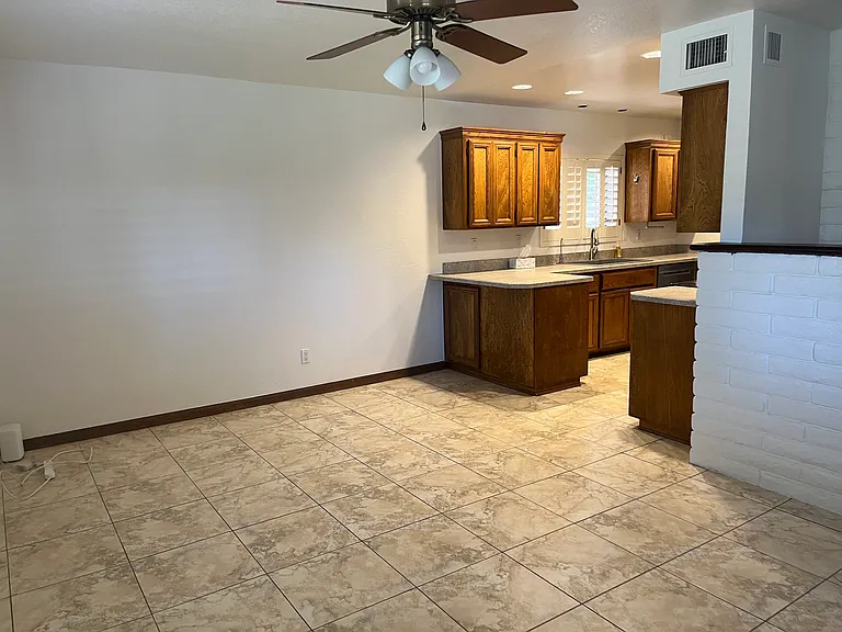 520 W Port Royale Ln — Photo 5