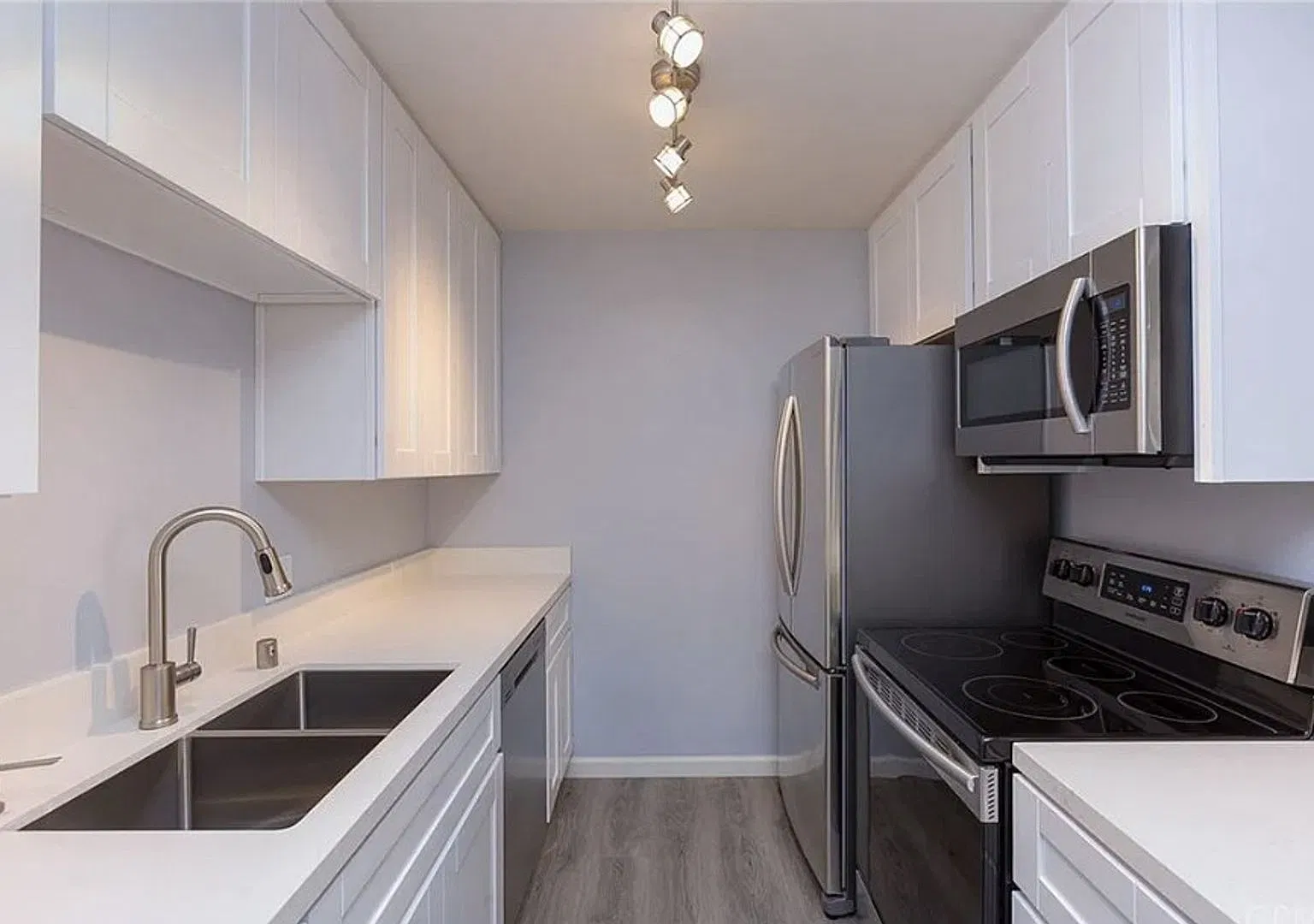 Spacious 2 bedroom, 2 bath, 2 parking spaces — Photo 3