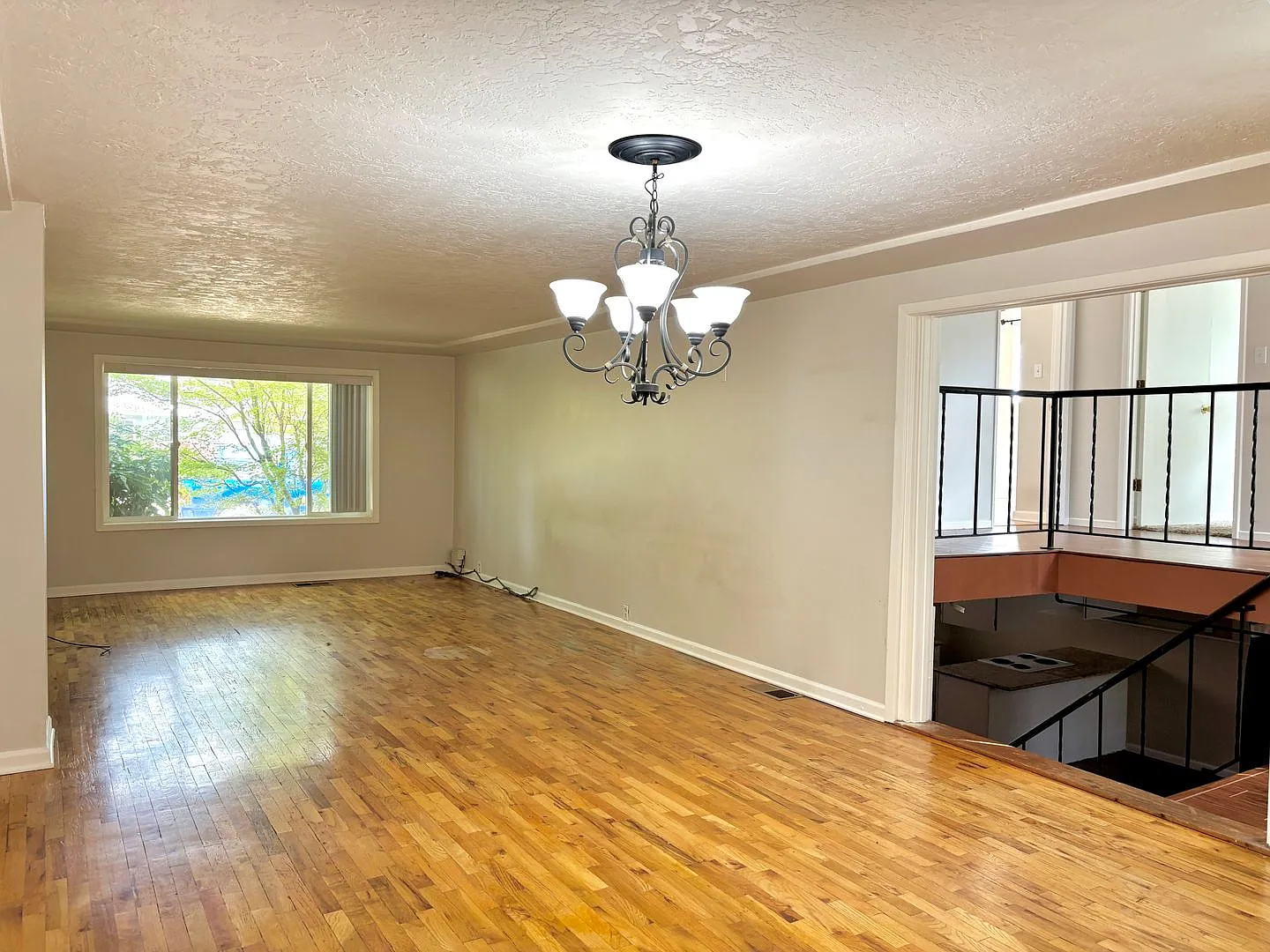 Mill Park Spacious Split-Level in Quiet, Quaint Neighborhood, with Detached Garage, Fenced Yard, A/C — Photo 2