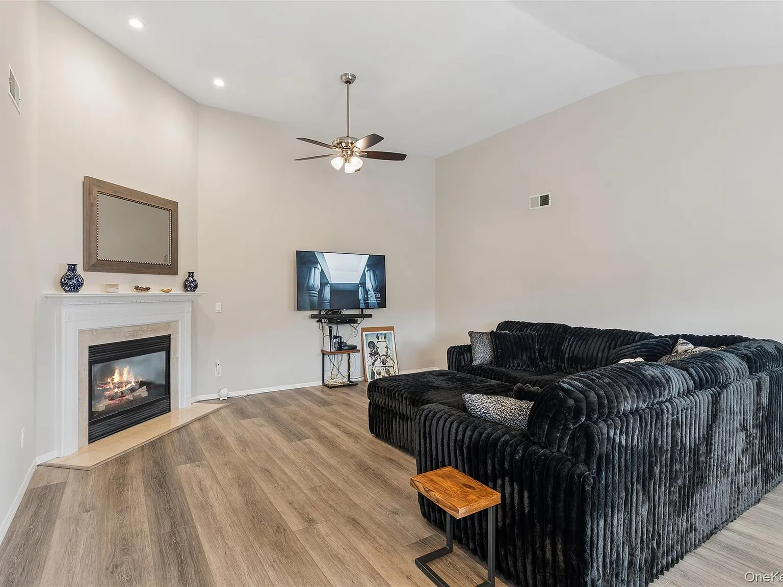 2 bed, 2.0 bath, 1374 sqft, $3,250 — Photo 4