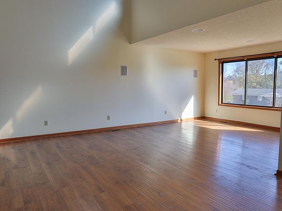 5th image of 799 Meadowcrest Dr