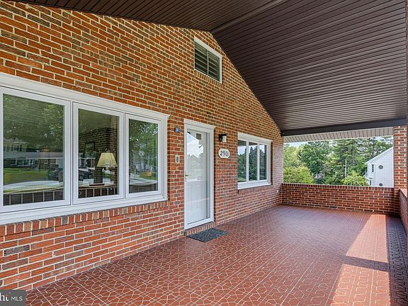2nd image of 2901 Chestnut Hill Dr