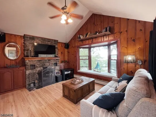 16 Lakeview Rd, Hopatcong Boro, NJ 07843