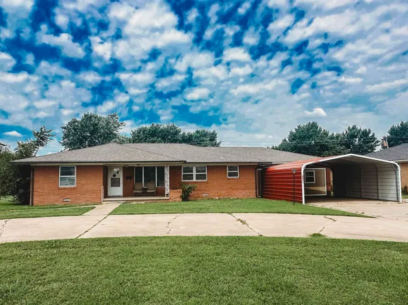 813 N Clarence Nash Blvd, Watonga, OK 73772