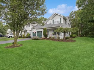 146 Willow Wood Dr, Oakdale, NY 11769