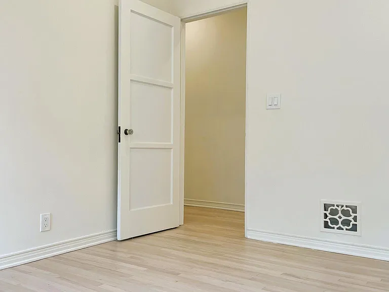 2047 N Beachwood Dr — Photo 10