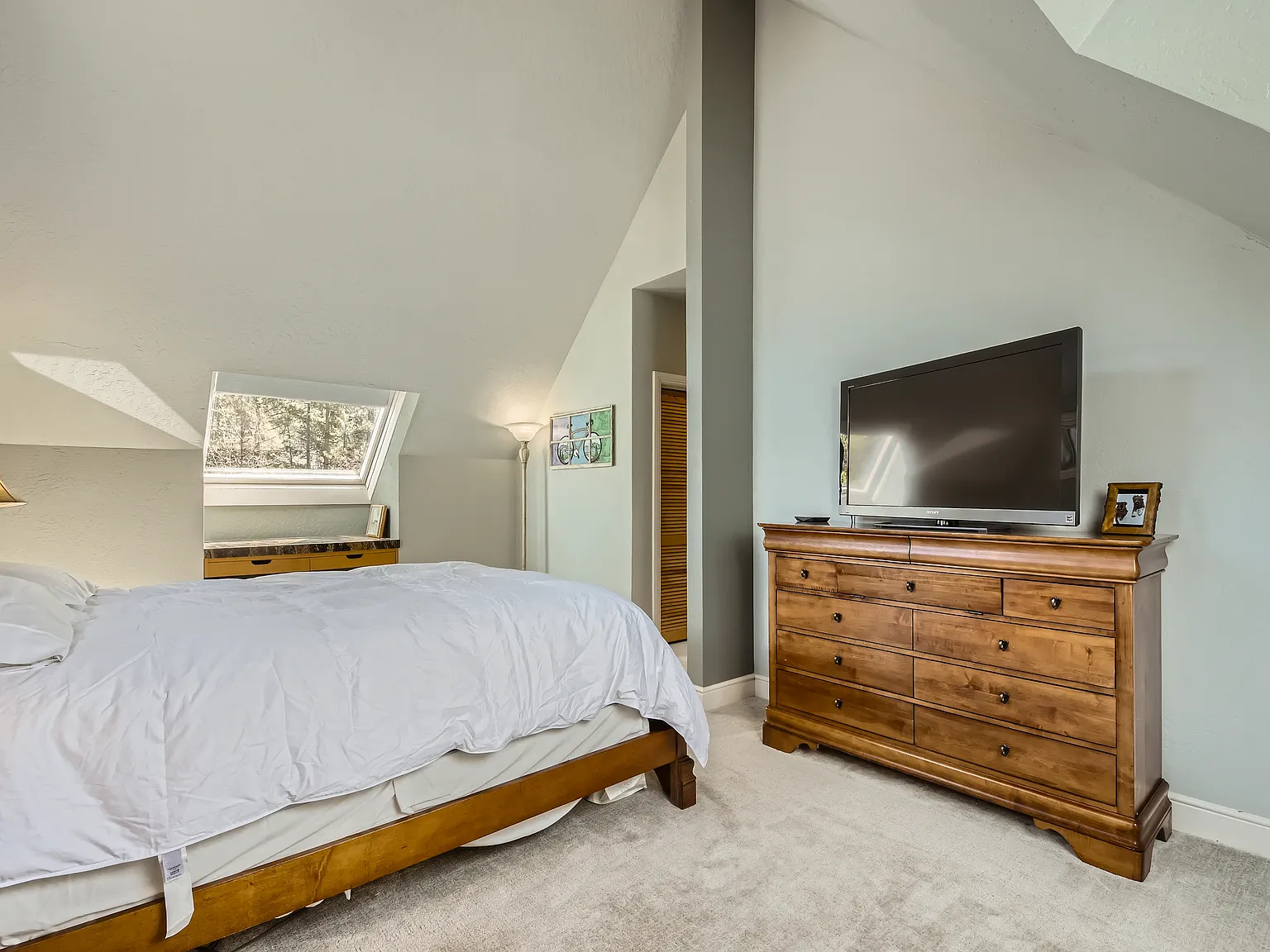 4 bed, 2317 sqft, $10,000 — Photo 3