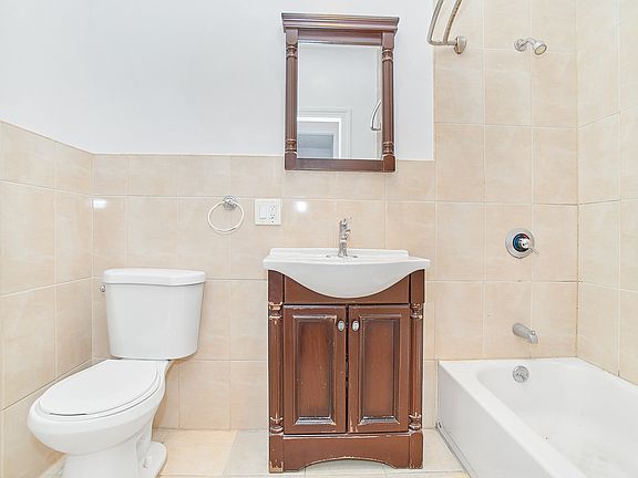 5th image of 211 W 53rd St APT 2e