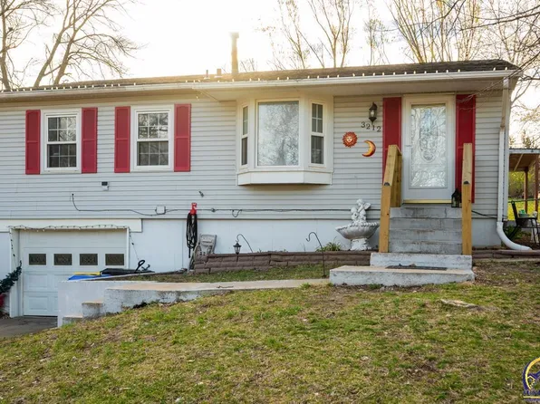 3212 SW Skyline Dr W, Topeka, KS 66614