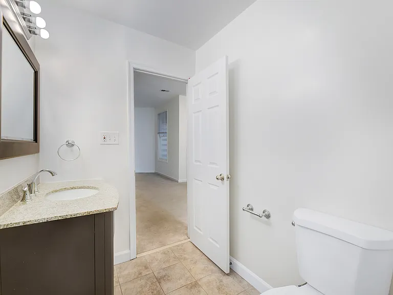 650 D St SE #1 — Photo 10
