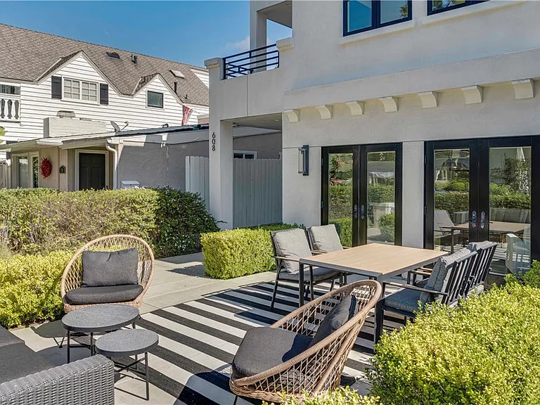 608 Heliotrope Ave — Photo 4