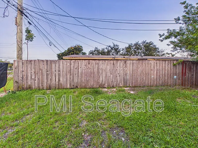 2711 NW 1st St #4 — Photo 14