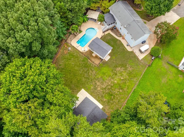 109 Falling Leaf Ln, Mount Holly, NC 28120