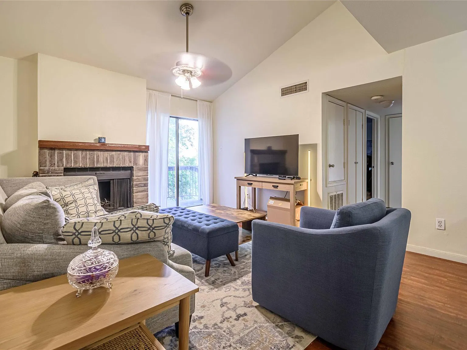 2 bed, 1.0 bath, 972 sqft, $1,600 — Photo 3
